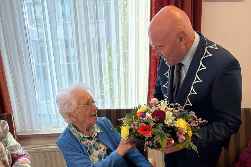 21-10-2026 Burgemeester bezoekt 100 jarige