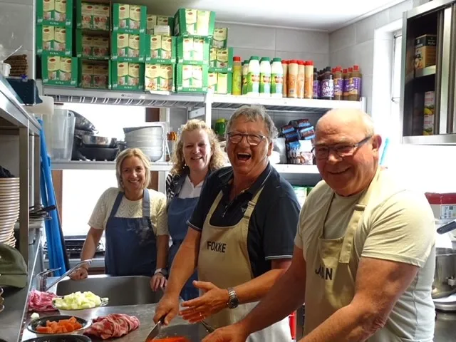2023 05 02 petra stam susanne van olphen fokke vos en johan stik aan de slag in de keuken van de otterskooi