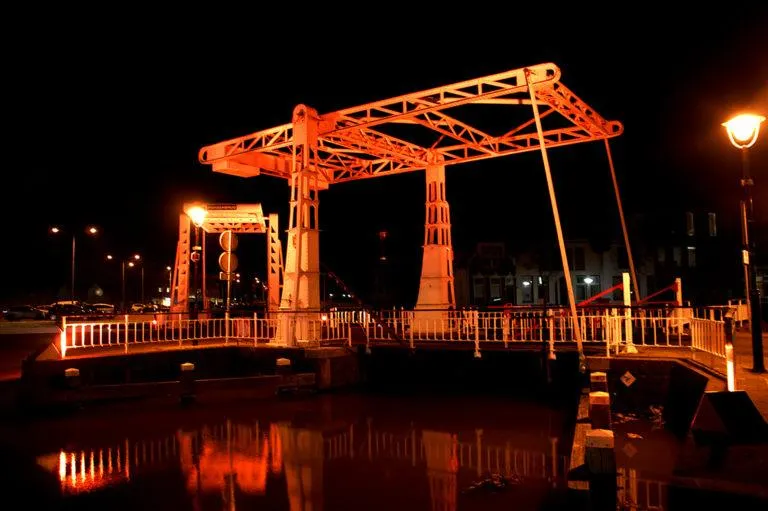 oranje verlichte tipbrug voor actie orange the world