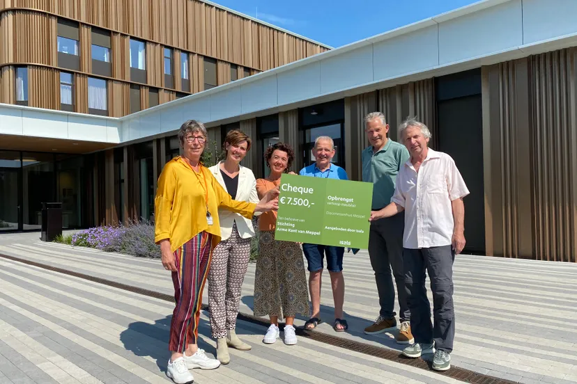 overhandiging cheque aan stichting de warme kant van meppel door isala