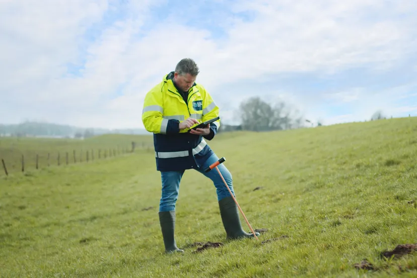 wdod foto van dijkinspecteur op de dijk