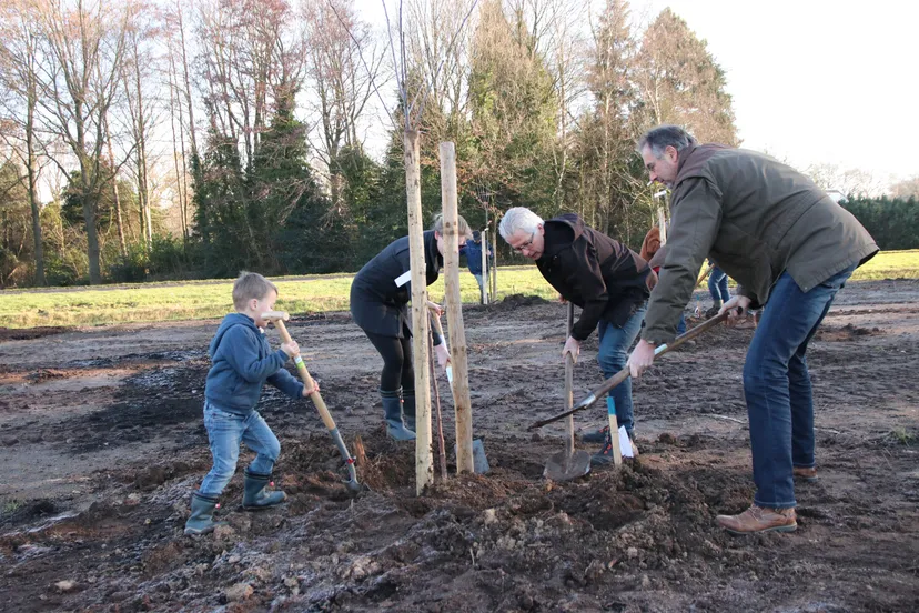 deenthe aanplant van de dorpsboomgaard in dieverbrug