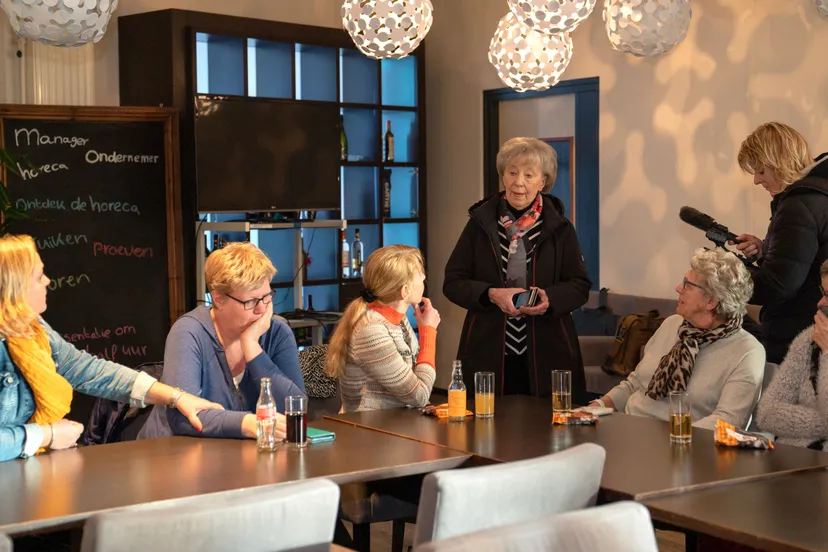 femmy van issum informeert de vrijwilligers over de afgelasting foto kim stelllingwerf