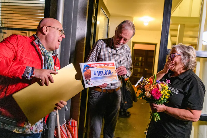 meppel domien en marianne verrast door postcode loterij ambassadeur gaston starreveld met 181818 euro