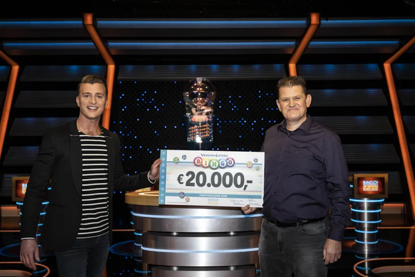 meppel foto 2 leo uit meppel met presentator en vriendenloterij ambassadeur jan versteegh