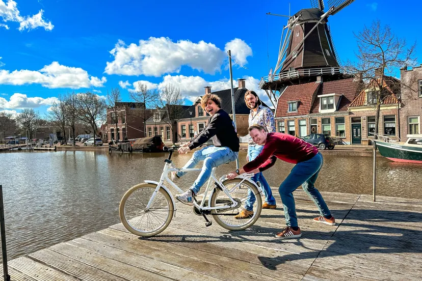 persfoto fiets m erover te land ter gracht en in de lucht
