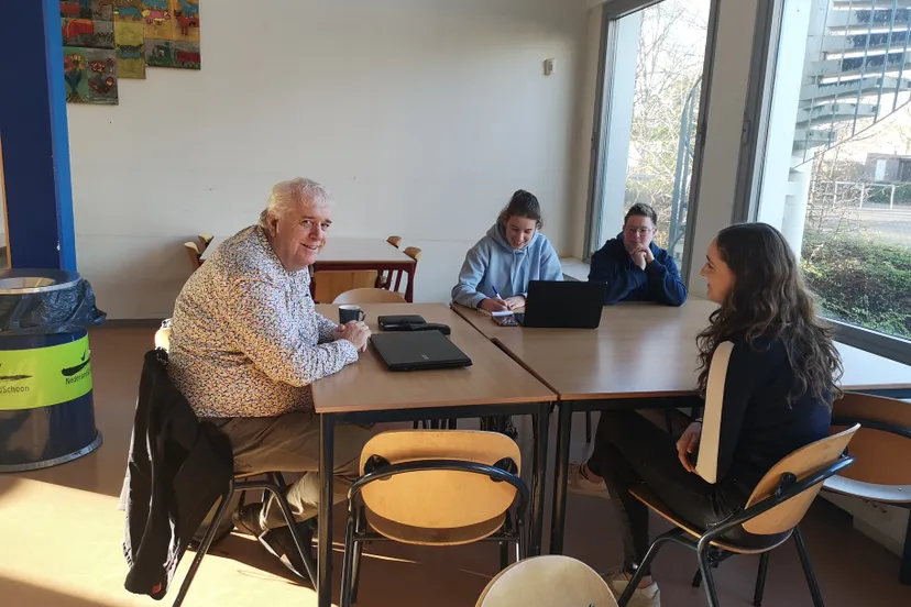 studenten met opdrachtgever in gesprek
