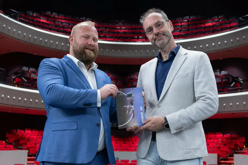 hoo overhandiging theaterprogramma 2024 2025 de tamboer bart de nes scaled