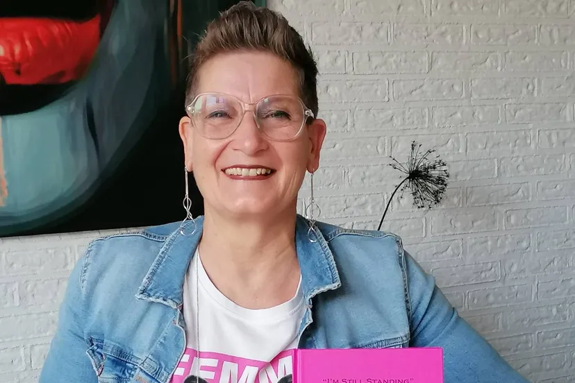 wilhelminaoord 2edith mulder met haar boek im still standing