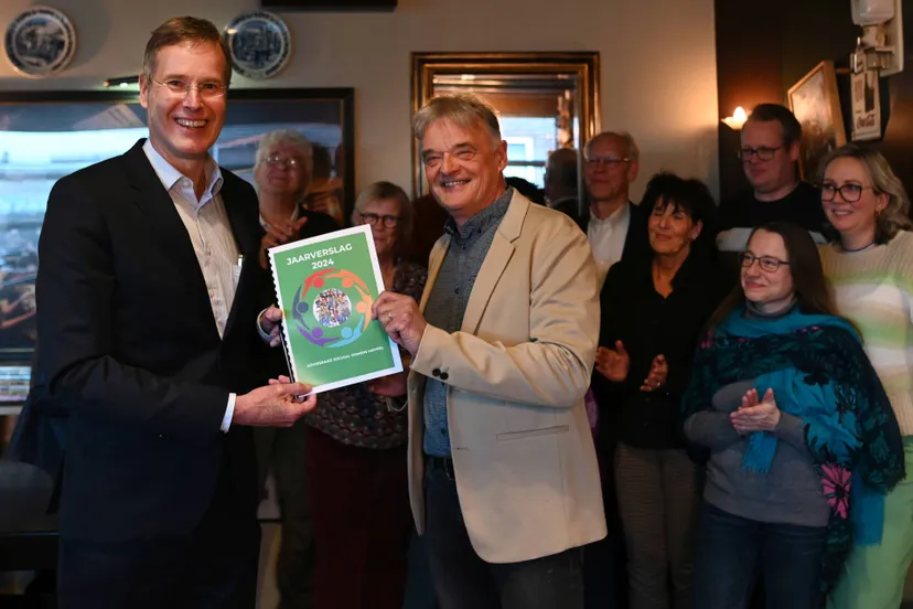meppel wethouder klaas de vries ontvangt jaarverslag