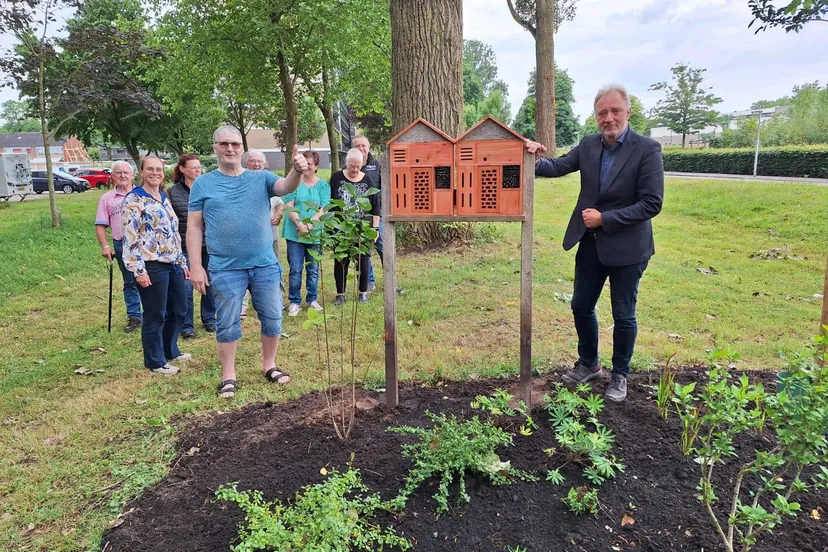 meppel insectenhotel in koedijkslanden door wethouder peterson
