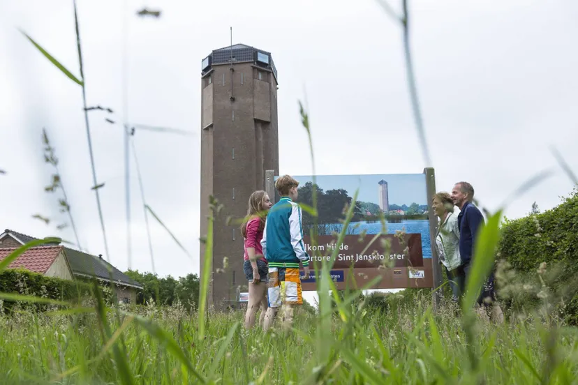 Wieden Watertoren met bezoekers - Andries de la Lande Cremer