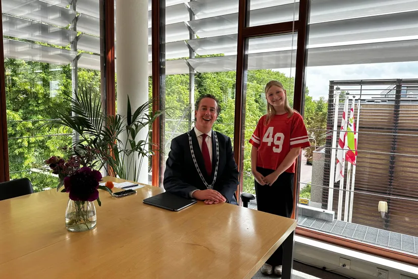 Meppel Burgemeester Arjen Maathuis met Kinderburgemeester Tess Kist