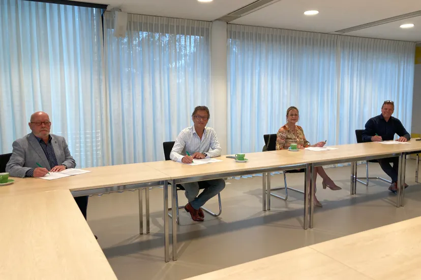 ondertekening prestatieafspraken gemeente halderberge moerdijk hv fijn wonen en woonkwartier