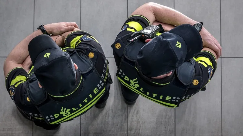 toezicht twee agenten gezien van bovenaf