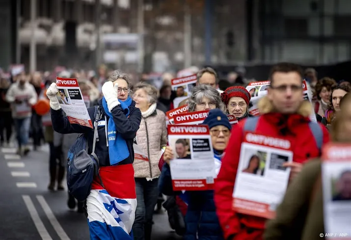 honderden lopen in den haag stille tocht voor gijzelaars hamas