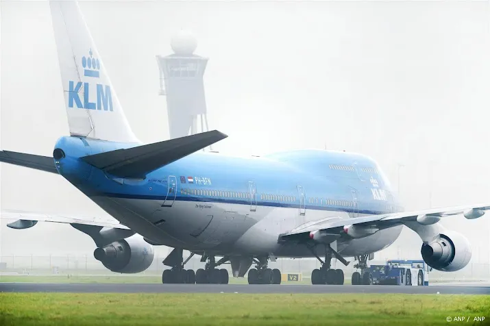 klm schrapt ruim 130 retourvluchten om zware mist op schiphol