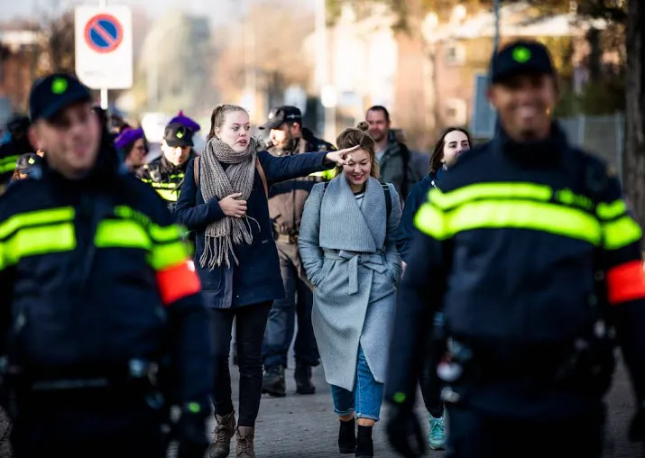 drukte langs route zaanstad voor intocht sint