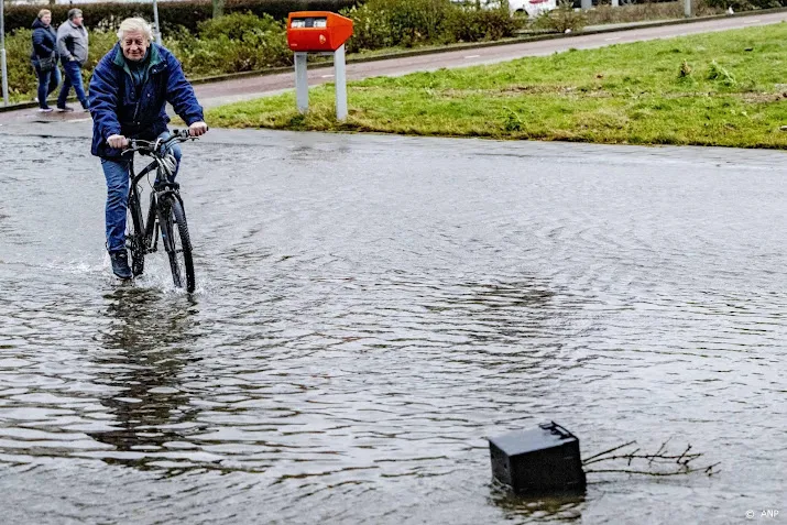 fietspad in zee verdwenen door stormen