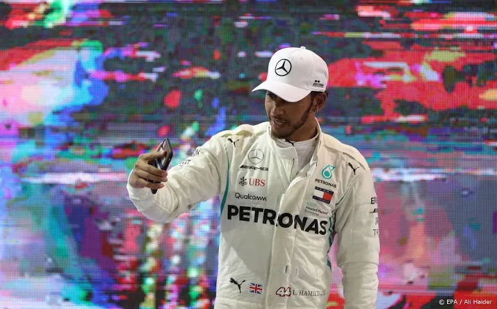 mercedes toont nieuwe bolide voor hamilton