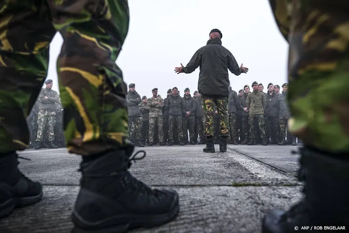 ollongren 50 tot 100 militairen voor eu trainingsmissie oekraine