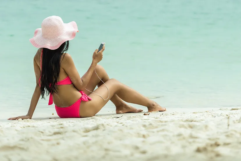 strand meisje vakantie zonnen mobiel hq pixabay