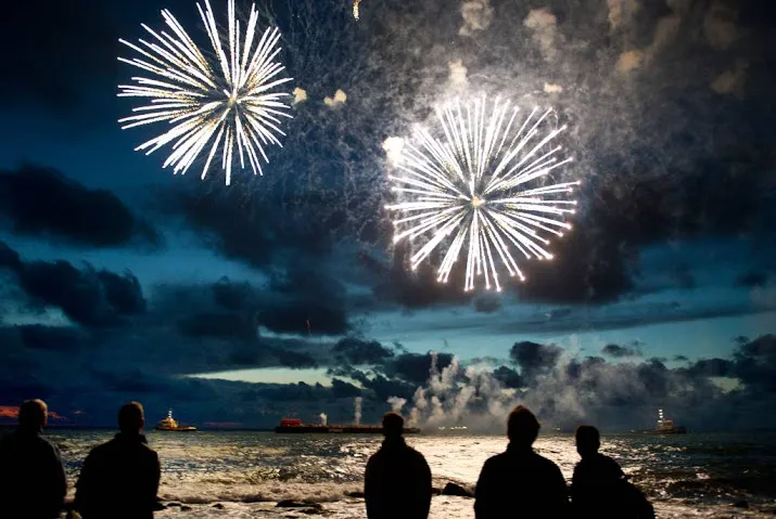 acht vuurwerkshows op de noordzee