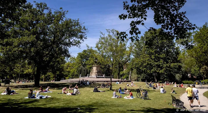amsterdam sluit parken s nachts af tegen illegale feesten
