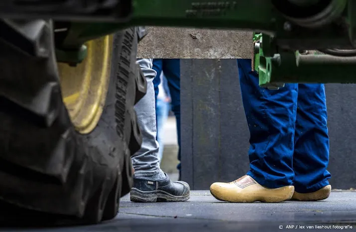 boeren voeren actie met tractoren op mediapark in hilversum