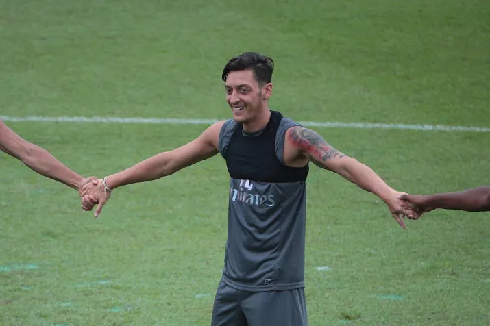 emery geeft ozil aanvoerdersband tegen psg
