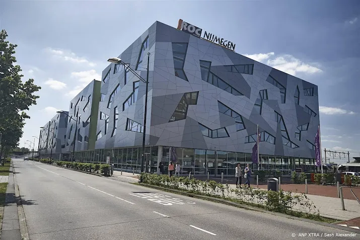 hof ontslag leerkracht na publicatie boek was fout