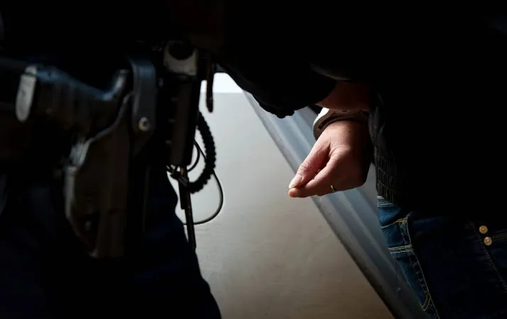 jongen vast voor ontucht en oplichting