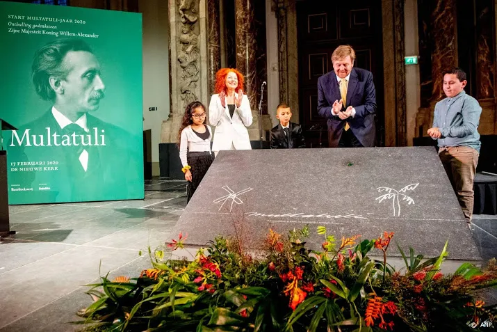 koning onthult gedenksteen voor multatuli