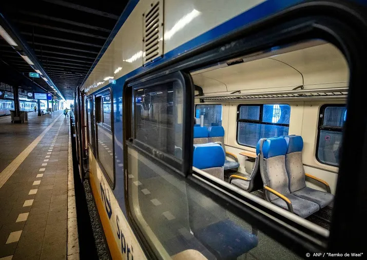 mannen met doorgeladen vuurwapen op schiphol uit trein gehaald