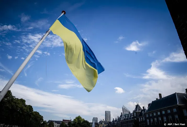 ministeries hijsen vrijdag oekraiense vlag na jaar oorlog