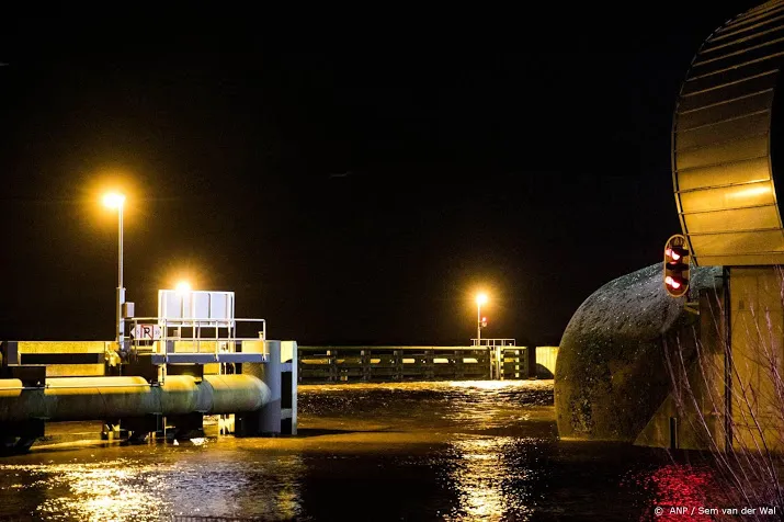 stormvloedkering bij kampen maandag dicht