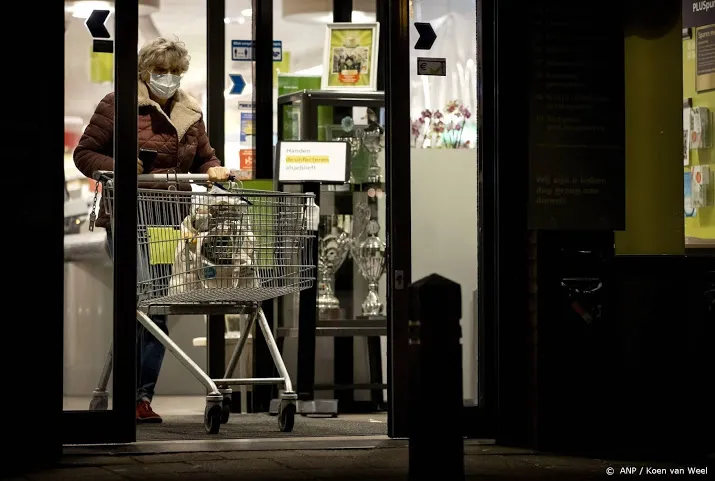 supermarkten blijven voorlopig avondklok hanteren