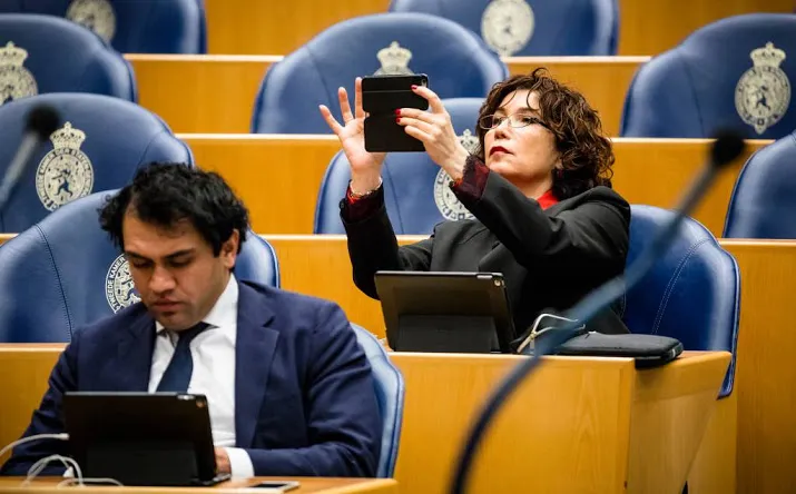 tweede kamer zorgen over drukke raadsleden