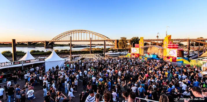 vlaggen omver getrokken bij vierdaagse verlichting vernield