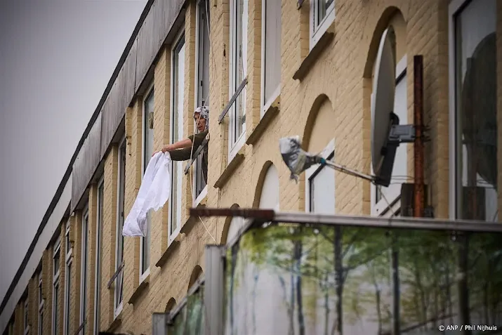 1 op 5 huurders amsterdam betaalt 35 procent loon of meer aan huur