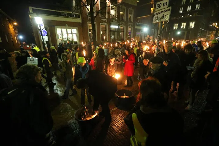 10 000 deelnemers beginnen aan fakkeltocht