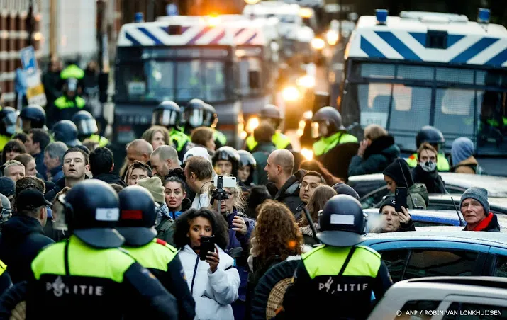 100 mensen aangehouden bij verboden demonstratie amsterdam