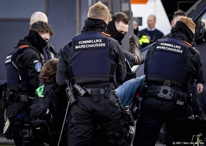 106 aanhoudingen bij klimaatprotest op eindhoven airport