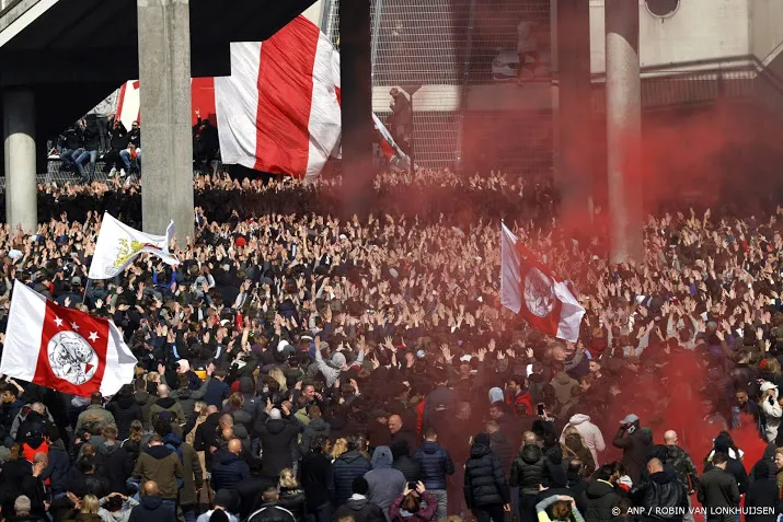 12 000 ajax fans bij arena amsterdam greep bewust niet in