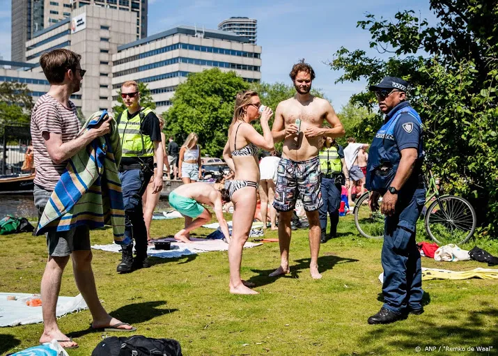 15 meter afstand houden lukt de mensen steeds minder goed