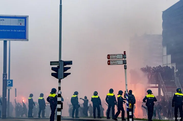 18 jarige aangehouden voor poging doodslag bij feyenoord ajax