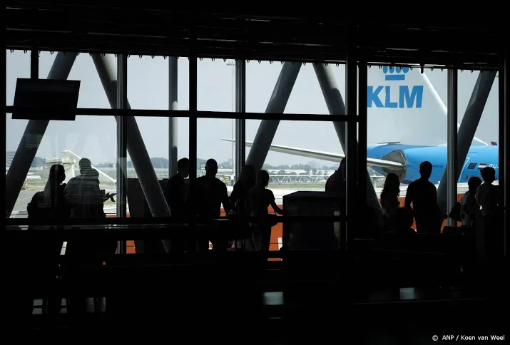 18 passagiers door beveiliging meegenomen op schiphol