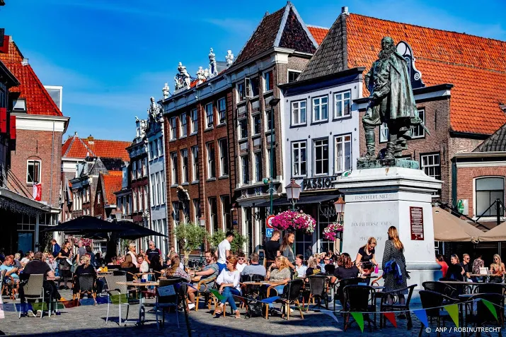 20 voorstanders van standbeeld jp coen bij demonstratie