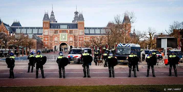 33 aanhoudingen in amsterdam maar ook vreedzame demonstraties