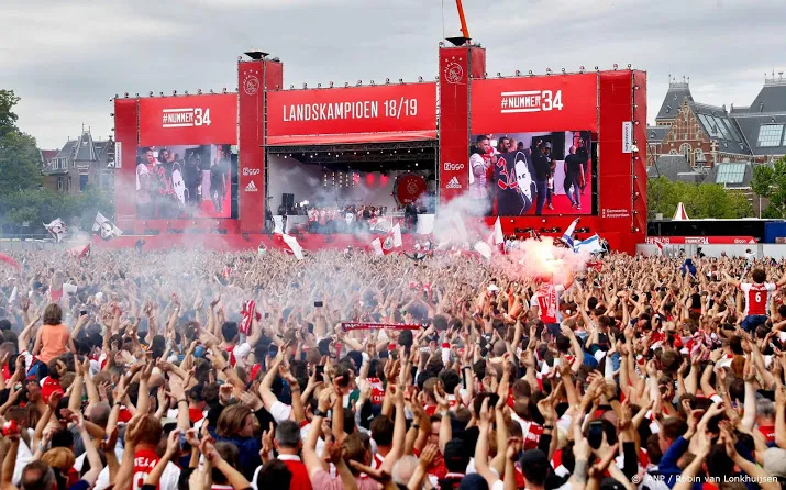 34 arrestaties tijdens en na huldiging ajax